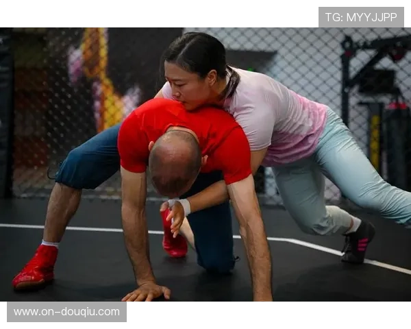 石铭：中医学子勇闯UFC赛场的传奇旅程