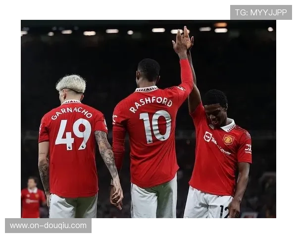 实时战术板:切尔西变阵三中卫,成功遏制曼联边路攻势 实时战术板:切尔西变阵三中卫,成功遏制曼联边路攻势